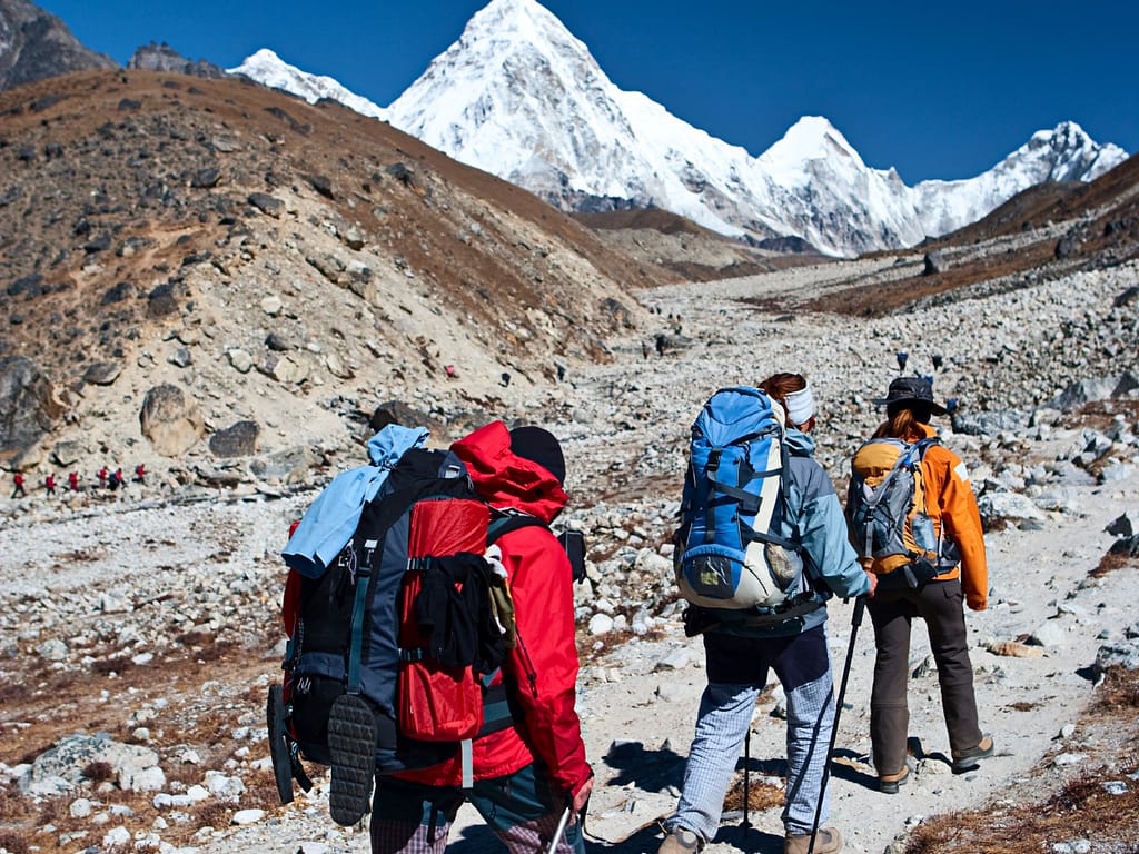 trekkers in everest base camp route